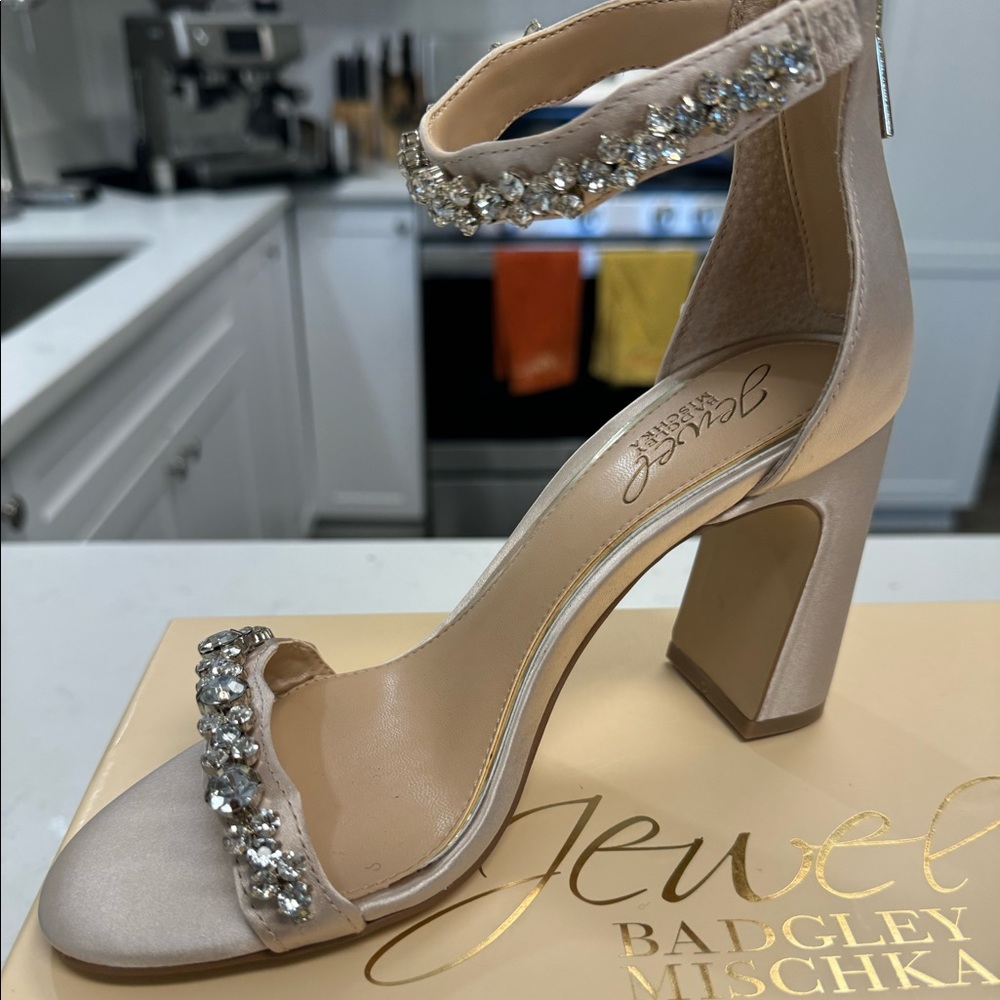 Jewel Badgley Mischka Heels. Size 6. Color tan.